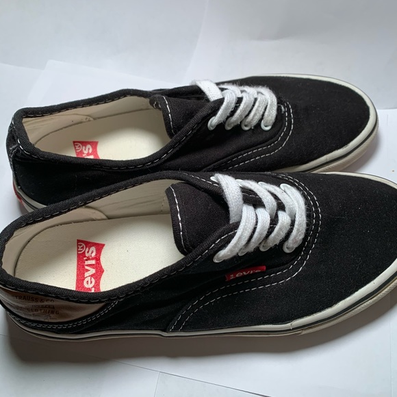 Levi’s Shoes - Levi sneakers black low top